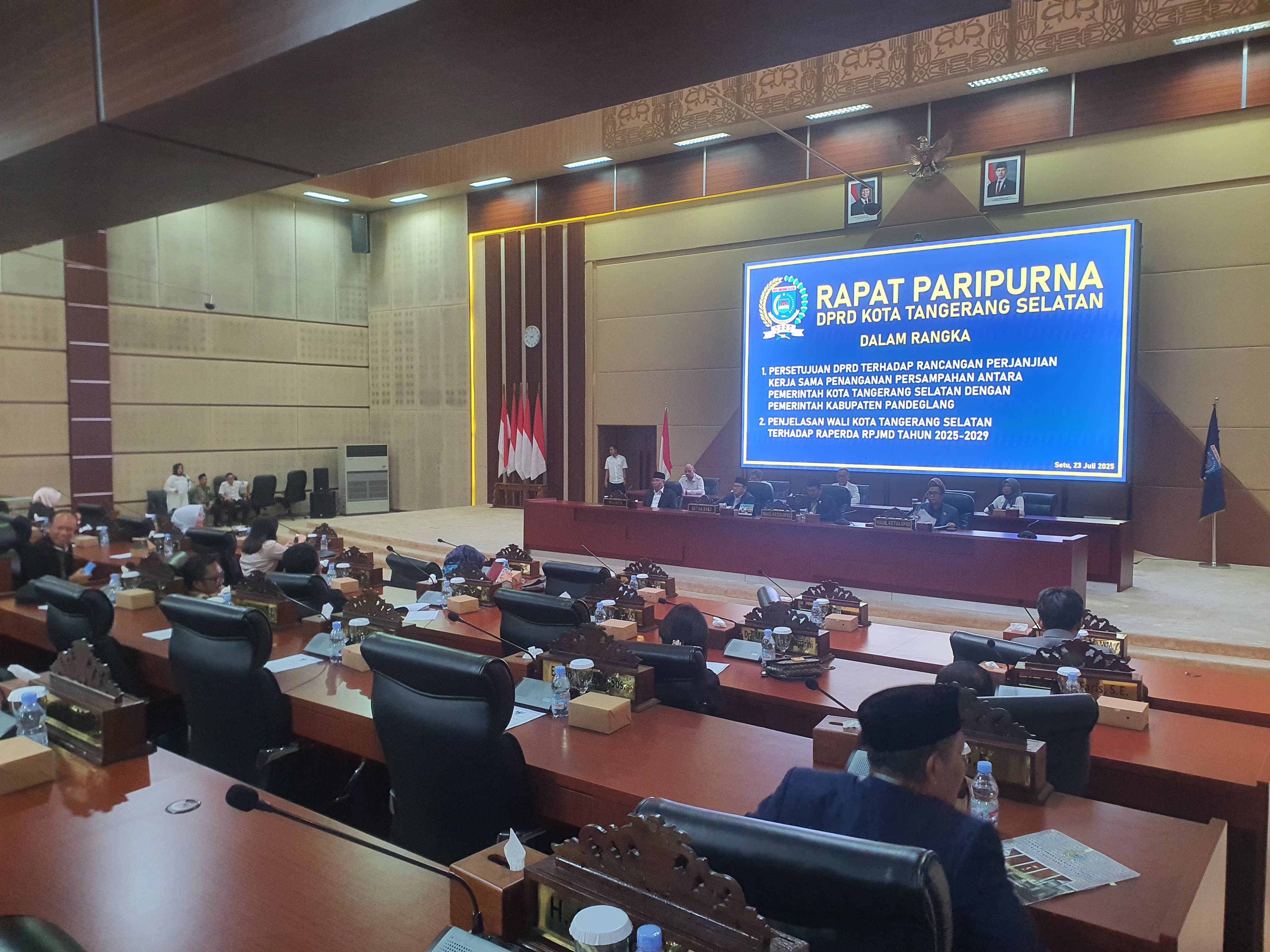 Rapat Paripurna DPRD Kota Tangerang Selatan dalam rangka Penjelasan Wali Kota Tangerang Selatan terhadap Raperda RPJMD Tahun 2025-2029
