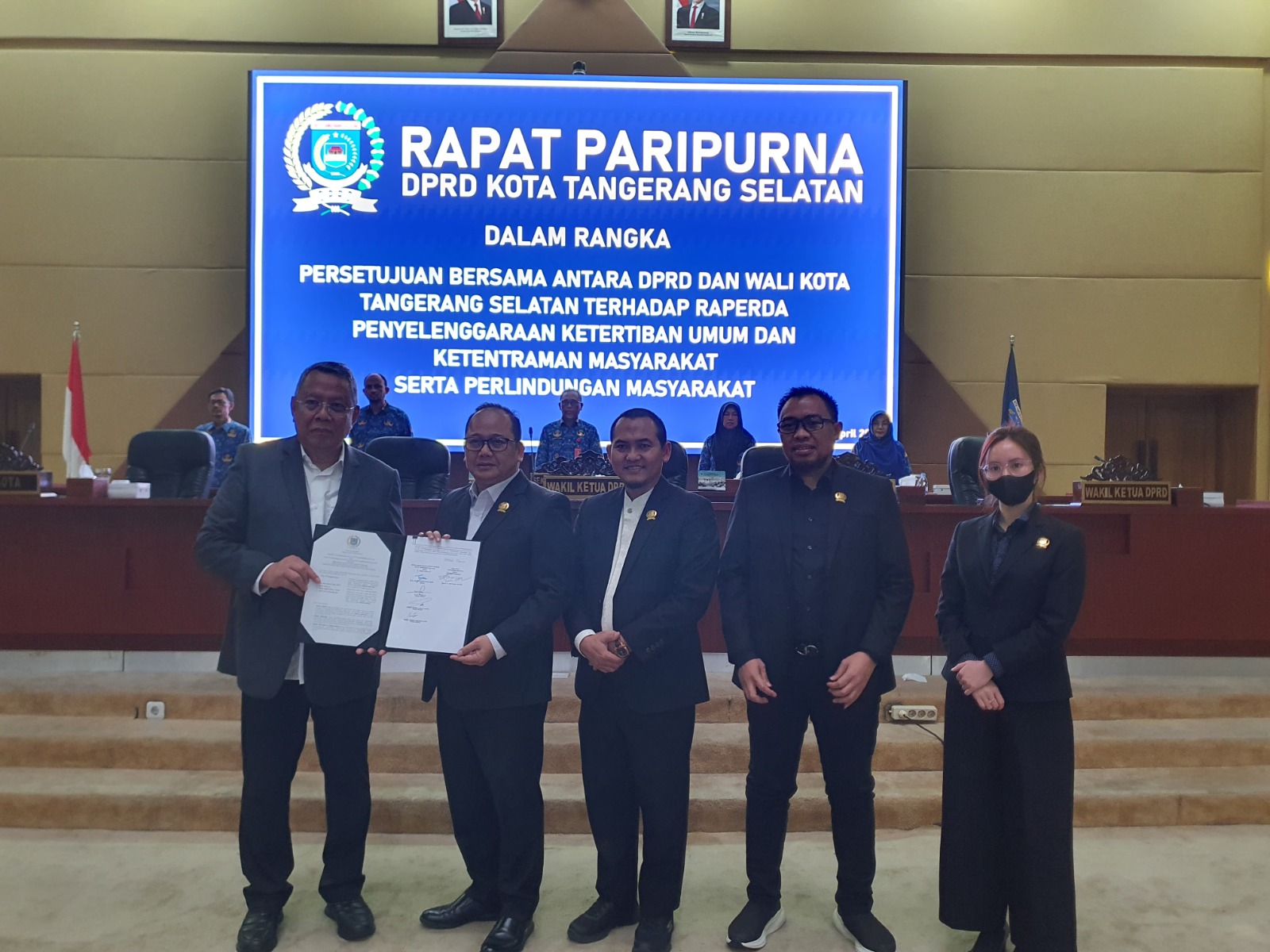 Rapat Paripurna DPRD Kota Tangerang Selatan Persetujuan Bersama Antara DPRD dan Wali Kota Tangerang Selatan terhadap Raperda Penyelenggaraan Ketertiban Umum dan Ketenteraman Masyarakat Serta Perlindungan Masyarakat